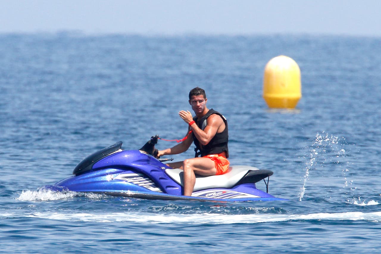 Mostró sus habilidades sobre una moto acuática.