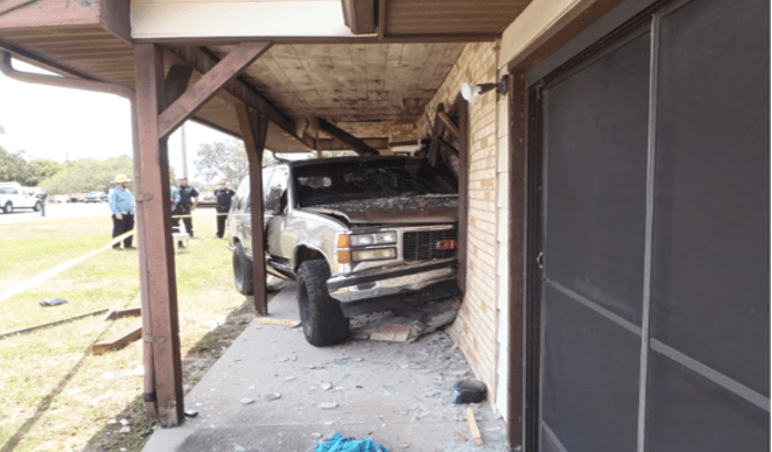 SUV golpea a peatón y se estrella contra vivienda en el condado de Hernando