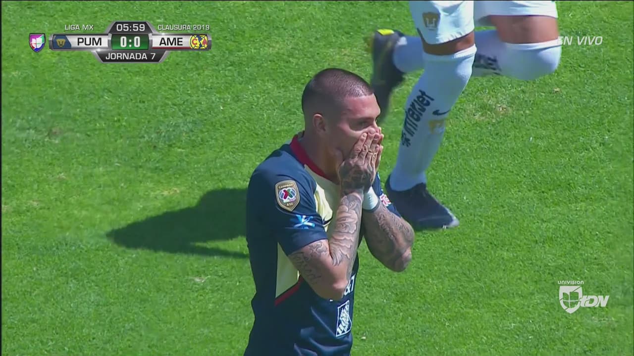 Cerca Nico Castillo de anotar