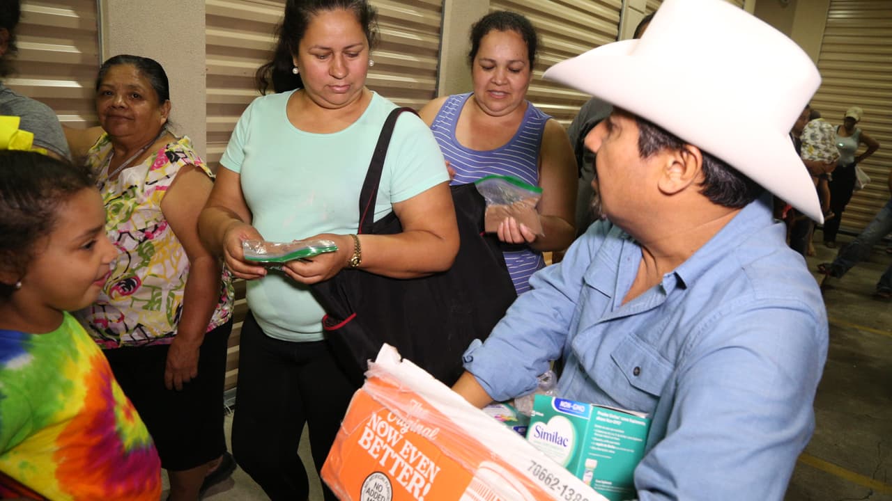 Así fue la entrega de ayudas por 'El Bueno, La Mala y El Feo' en Port Arthur, una de las localidades más afectadas por el huracán Harvey.