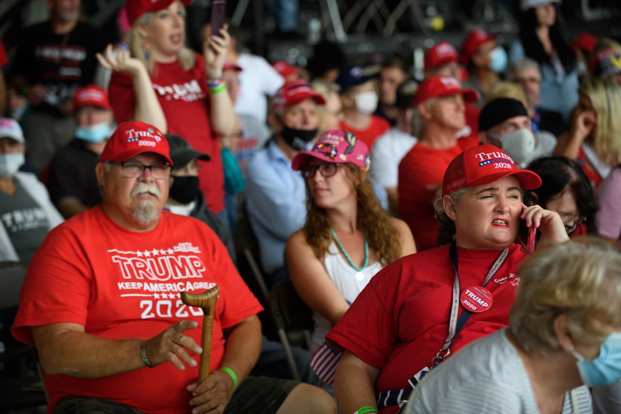 Según 
<a href="https://www.realclearpolitics.com/epolls/2020/president/pa/pennsylvania_trump_vs_biden-6861.html">Real Clear Politics</a>, 
<a href="https://www.univision.com/temas/joe-biden">Joe Biden</a> aventaja a Trump por casi 4 puntos en las preferencias de voto de Pensilvania.
<br>