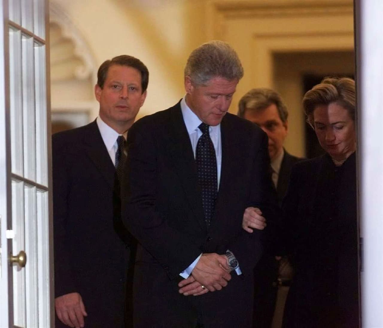 Al salir de la Oficina Oval con la primera dama y el vicepresidente Gore a su lado, Clinton denunció el voto partidario en su contra mientras se preparaba para hablar fuera de la Casa Blanca luego del histórico juicio en la Cámara de Representantes, el sábado 19 de diciembre de 1998.