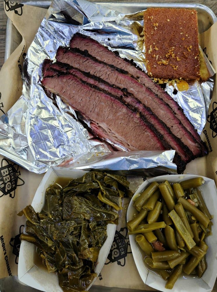 <b>The Redneck BBQ Lab</b>
<br>Dirección: 12101- B Nc Hwy 210 Benson, NC 27504
<br>Teléfono: (919) 938-8334
<br>Sitio web:
<a href="https://theredneckbbqlab.com/">https://theredneckbbqlab.com/</a>
<br>
<b><a href="https://www.yelp.com/map/the-redneck-bbq-lab-benson-2">Cómo llegar</a></b>
<br>
<br>Según sus propietarios, el “laboratorio está equipado con todo tipo de barbacoas y utensilios de cocina, pero lo que no encontrarás es un congelador. Las carnes y los acompañamientos se preparan todos los días. Nuestros técnicos Redneck recortan y sazonan a mano todas las carnes, rebanan a mano las coles y hornean pan de maíz desde cero cada mañana”.