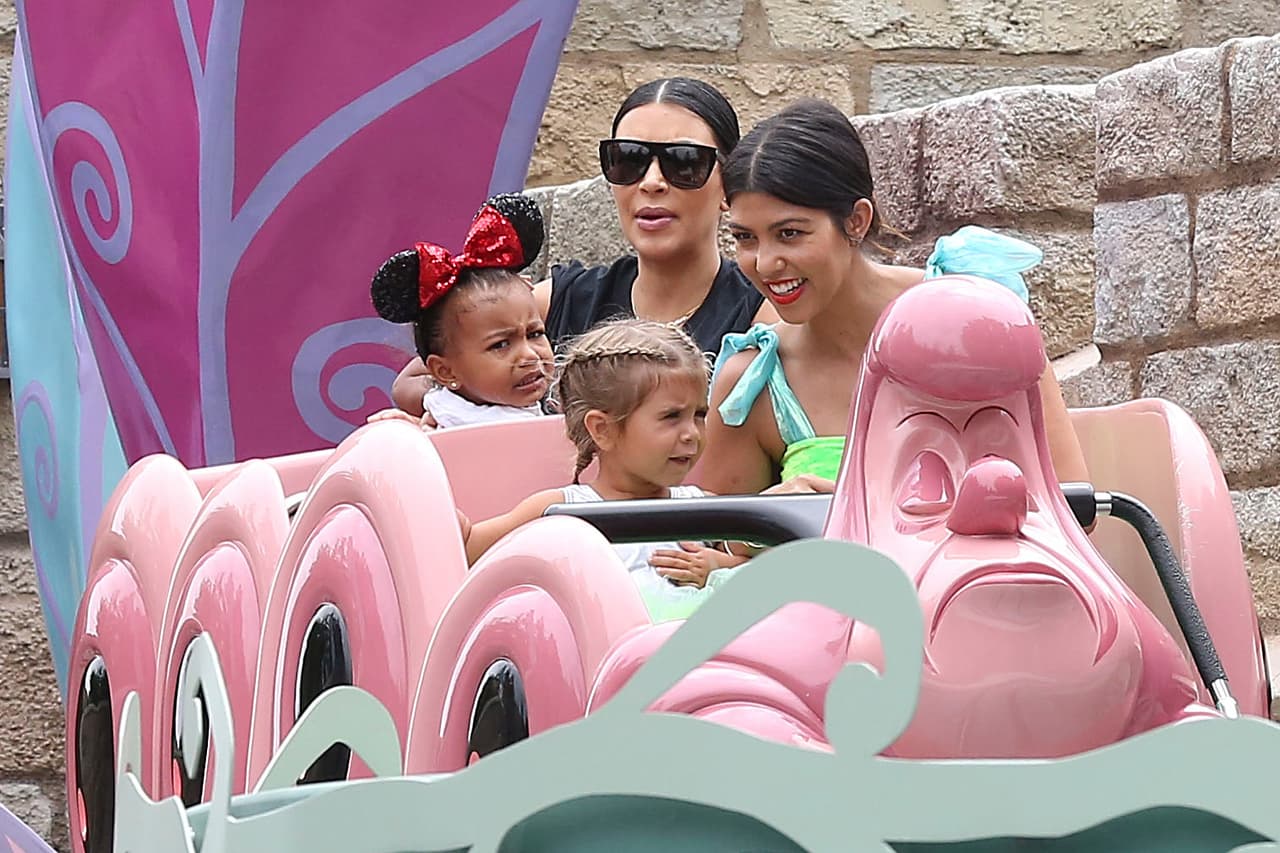 Oops! Las nenas se asutaron en un juego.