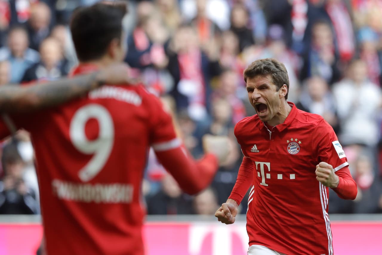 Müller, uno de los grandes jugadores que tiene el equipo de Carletto Ancelotti, corrió a festejar con el delantero polaco.