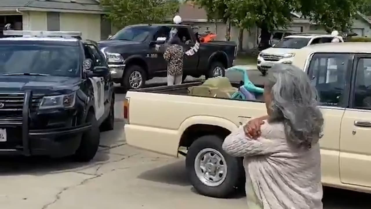 Y también hizo señales de abrazo para que los miembros de su comunidad sepan lo agradecido que ella estaba con el festejo durante la cuarentena.