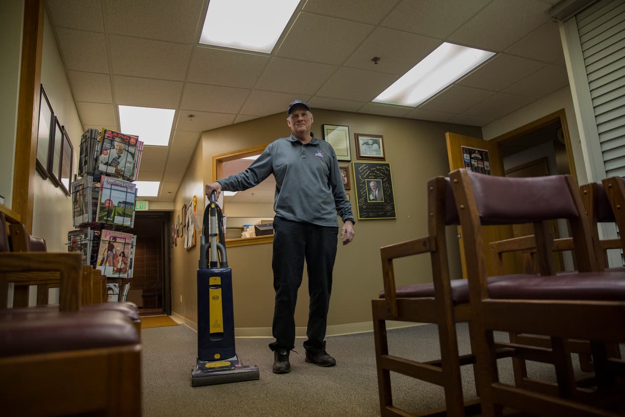 <b>Ed Neufeldt – Elkhart, Indiana. </b>Ed Neufeldt, 70, presentó a Obama en el 2009 durante su visita al condado de Elkhart, Indiana para promocionar su plan de estímulos económicos. "Las mejoras ocurrieron bajo su mandato, así que le reconozco eso", dice Neufeldt en el consultorio médico Wa-Nee de Wakarusa, donde trabaja como limpiador. Pero eso no le resultó suficiente para votar demócrata: "
<b><a href="http://www.univision.com/noticias/elecciones-2016/viaje-al-pais-de-trump-obama-lo-hizo-bien-pero-vote-por-trump-porque-soy-provida">Soy muy provida. No quiero el aborto de ningún niño</a></b>. Clinton cree en el aborto terapéutico y para mí eso es como el asesinato", dice.