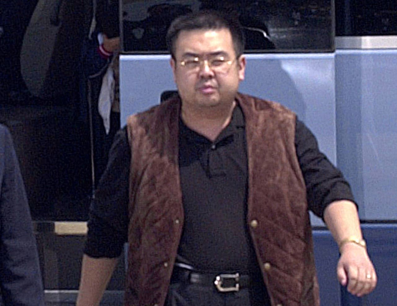 En esta imagen, tomada el 4 de mayo de 2001, un hombre que se cree es Kim Jong Nam (derecha), el hijo mayor del entonces líder norcoreano Kim Jong Il, sale de una furgoneta de la policía para embarcar en un avión hacia Beijing en el aeropuerto internacional de Narita, en el noreste de Tokio. Kim fue asesinado en un aeropuerto en Kuala Lumpur. Antes de fallecer dijo a los trabajadores sanitarios que lo atendieron que había sido atacado con un espray químico, según funcionarios malasios. (Kyodo News via AP)