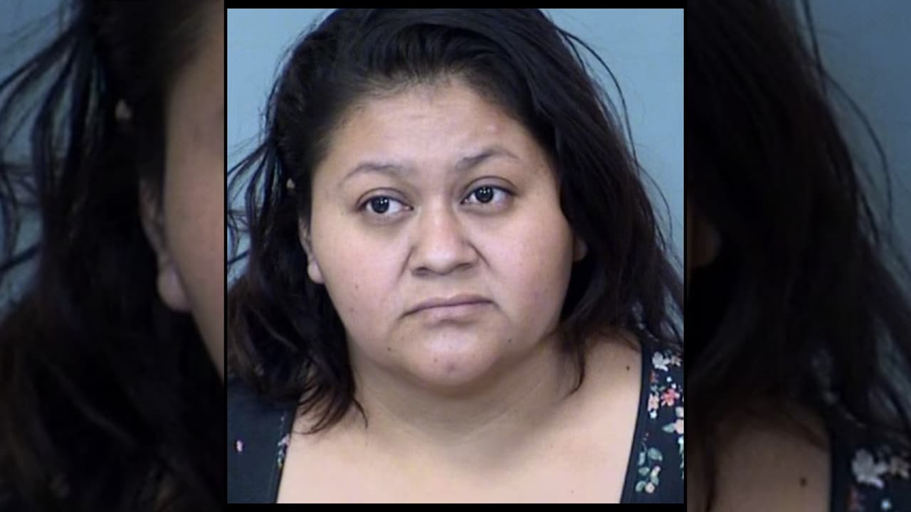 Acusan a una madre de encadenar a su hijo a la cama después de una discusión sobre las pastillas de fentanilo