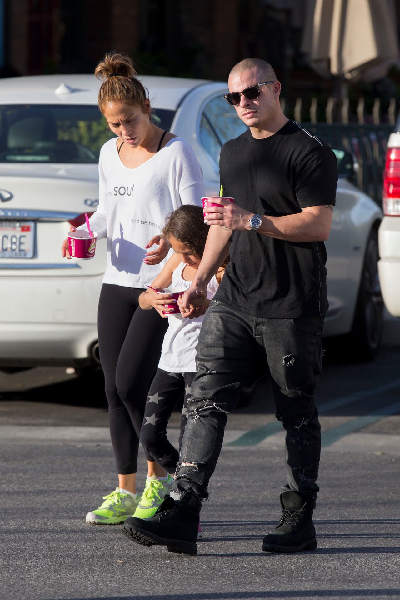 Jennifer Lopez de paseo con Casper Smart y Emme.