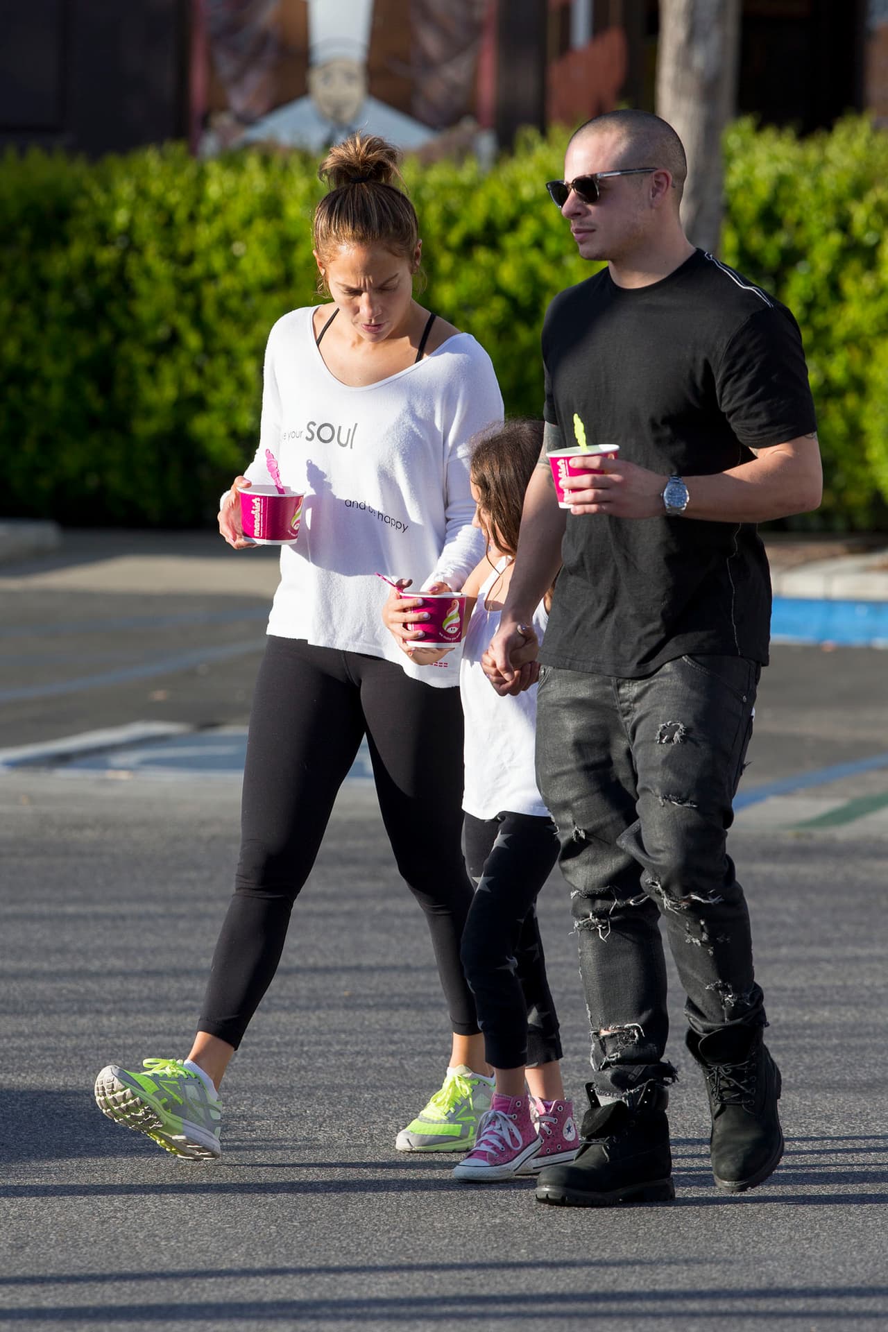 Vistió con ropa deportiva y sneakers.