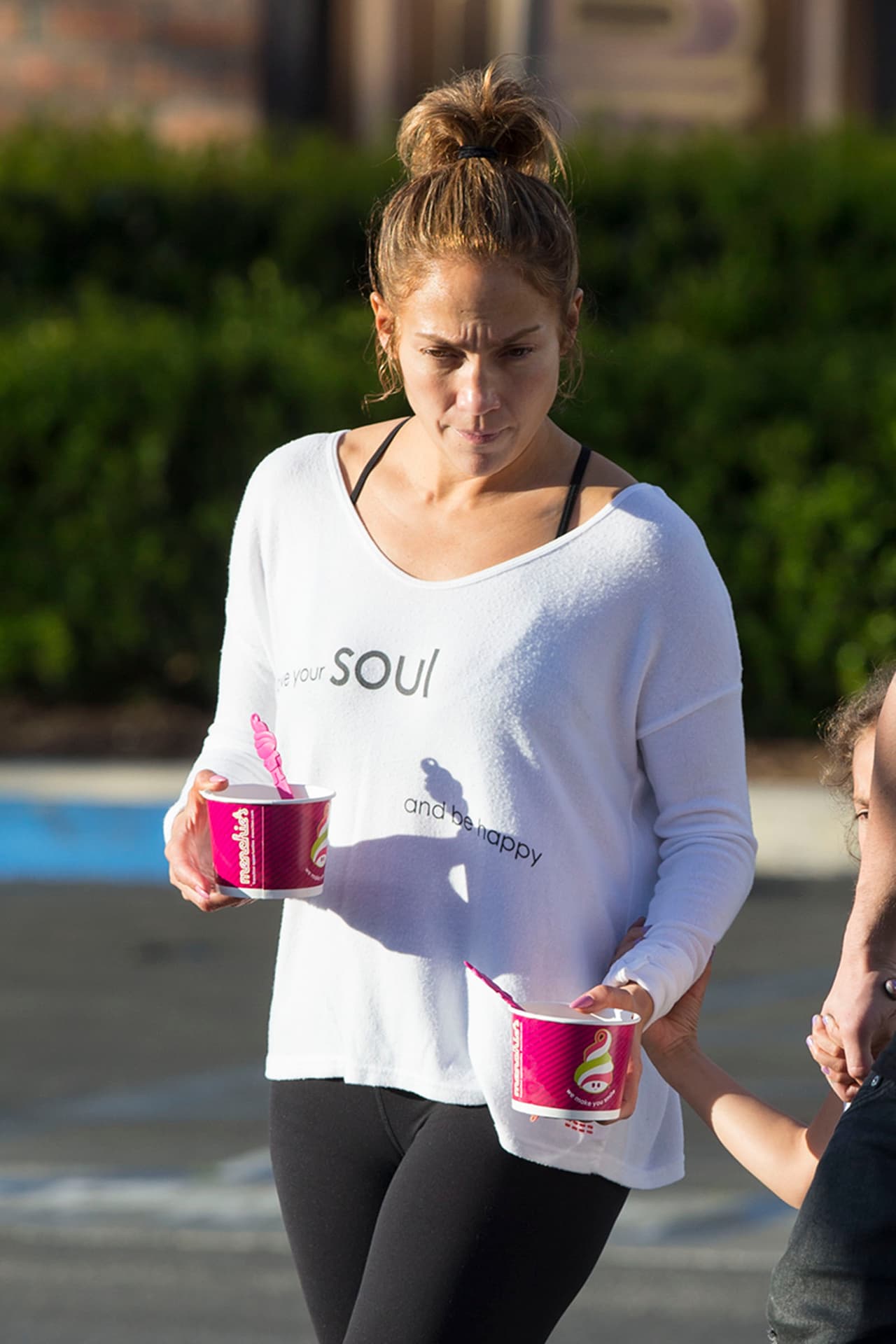 Demostrando que luce genial sin gota de maquillaje.