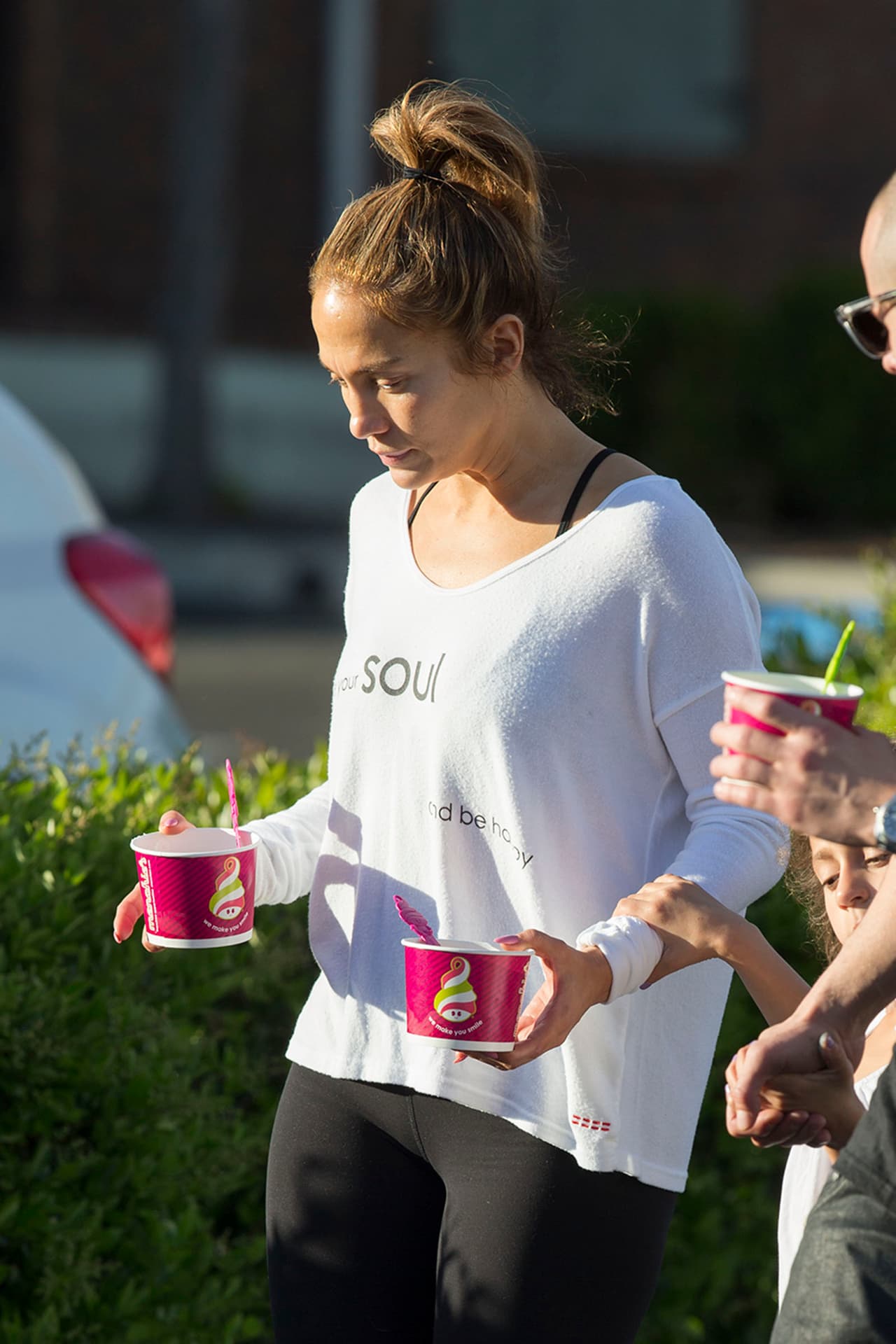 J.Lo llevaba una playera que decía: "Love your soul and be happy".