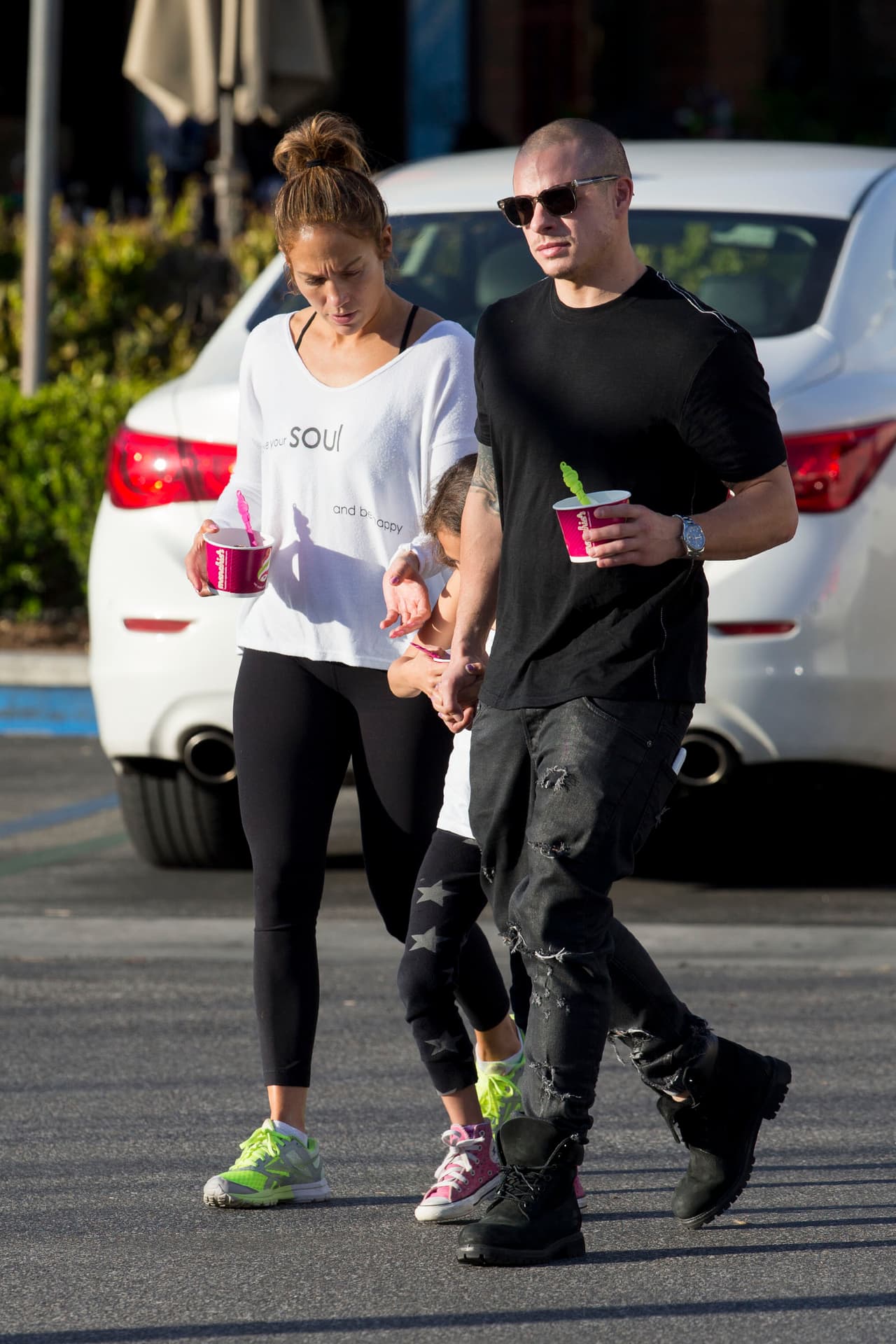 La famosa llevó a Emme y a su pareja Casper Smart por un delicioso frozen yogurth.