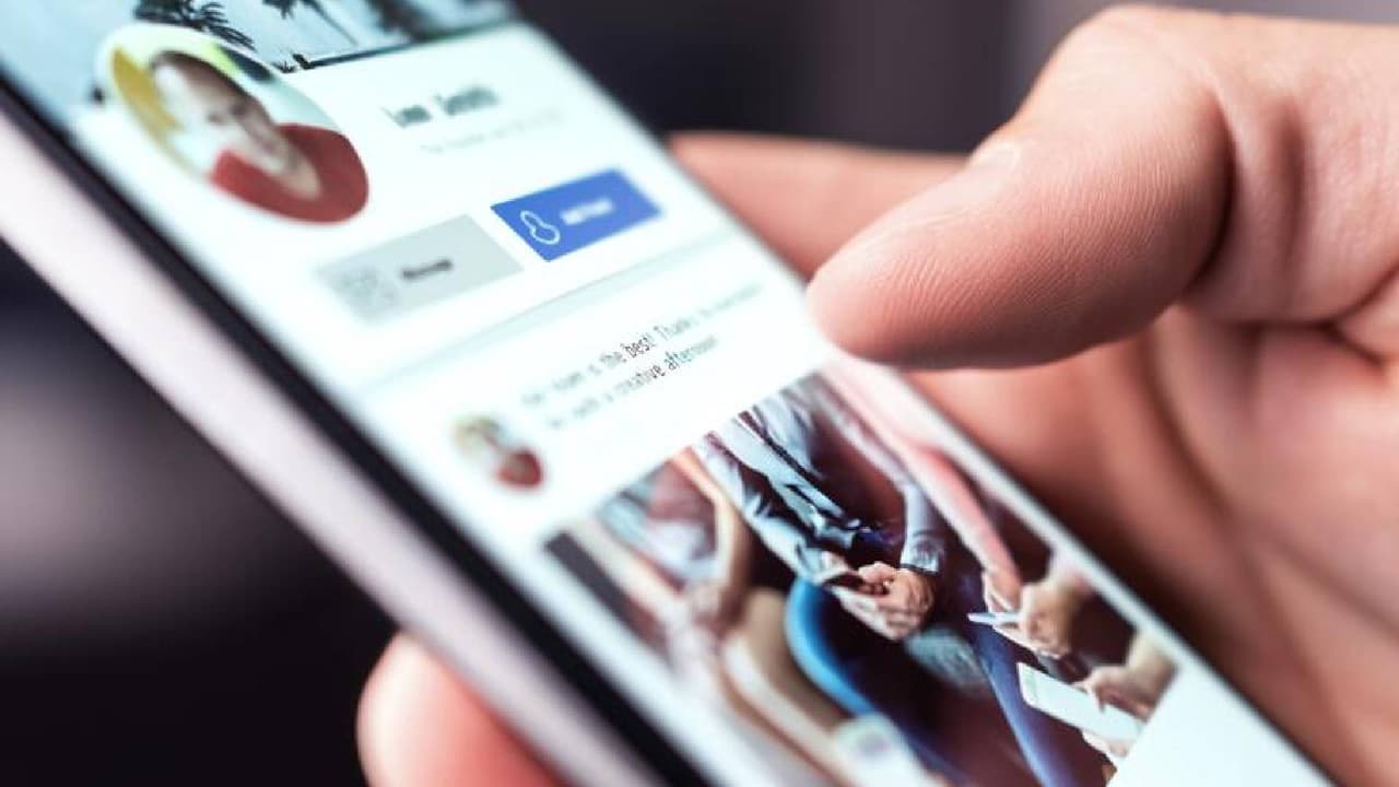 <b>Sea cauteloso en redes sociales</b>: Absténgase de compartir sus planes de vacaciones o publicar su ausencia en las redes sociales. Los delincuentes podrían utilizar esta información para atacar su hogar.