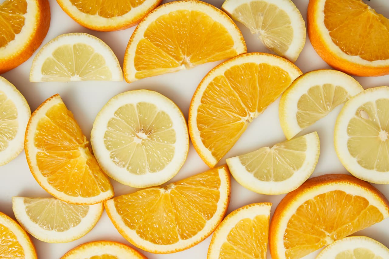 <b>Naranja.</b> Si eres de las que no les gusta el aroma que desprende la canela, entonces te recomendamos sustituirla por rodajas de naranja y de limón. Calienta las rodajas, a fuego lento, con un poco de clavo y listo.