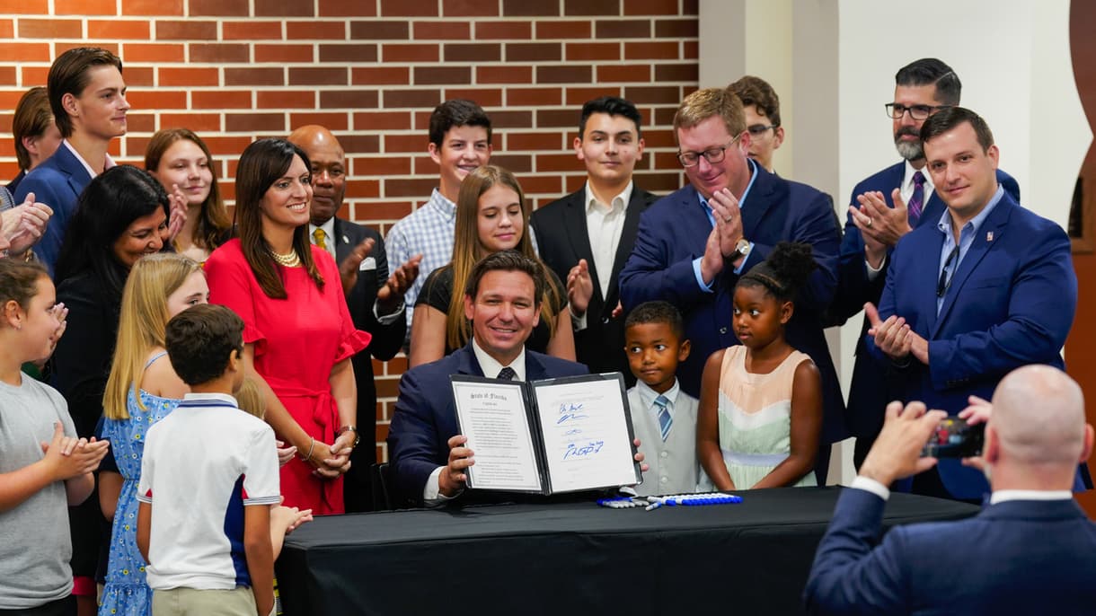 DeSantis firma proyecto de ley para ampliar las oportunidades de la beca Bright Futures