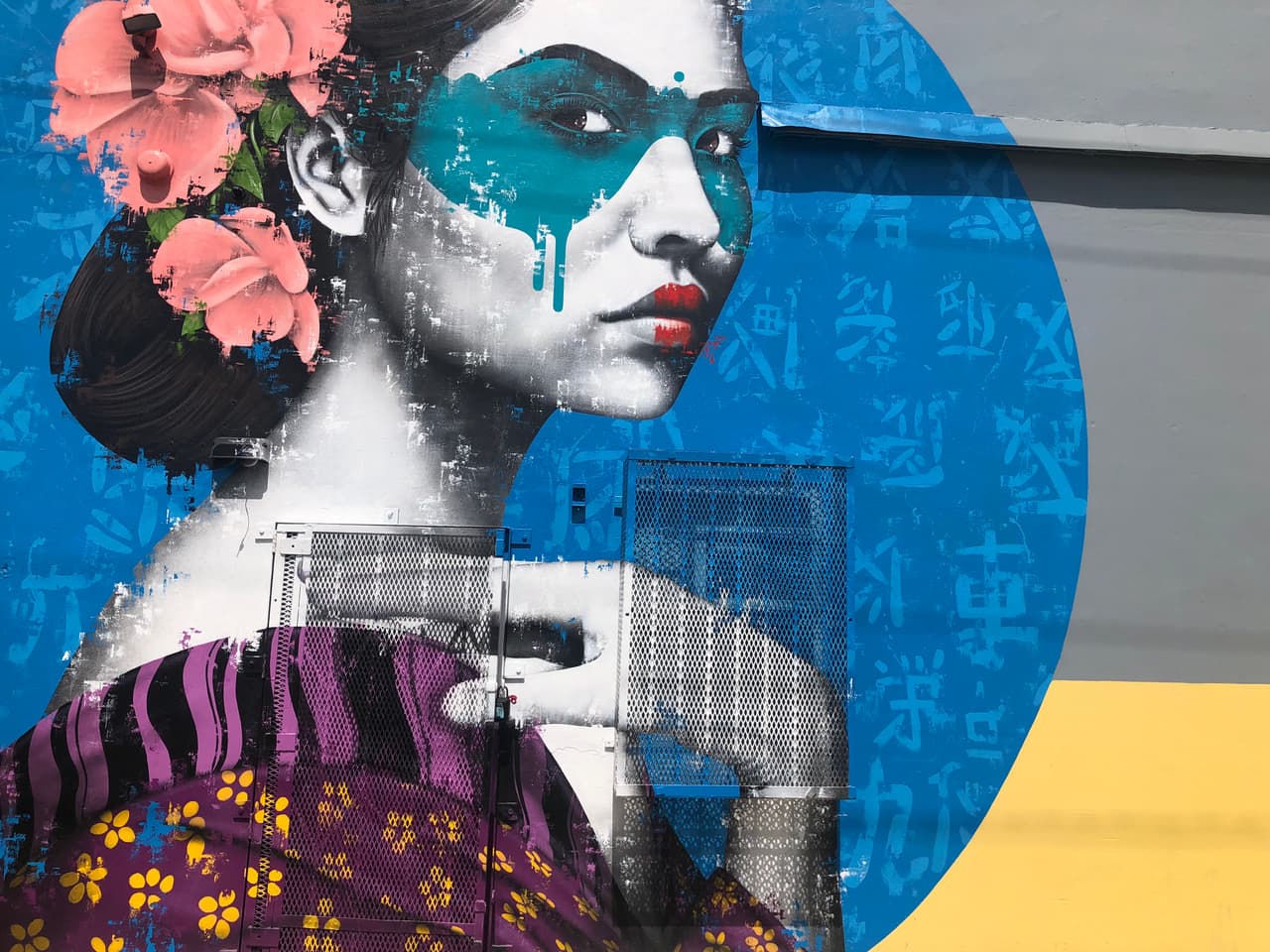 El espacio en donde se encuentran los murales gigantes, tiene 70,000 pies cuadrados y está rodeado de otras galerías cerradas y restaurantes.