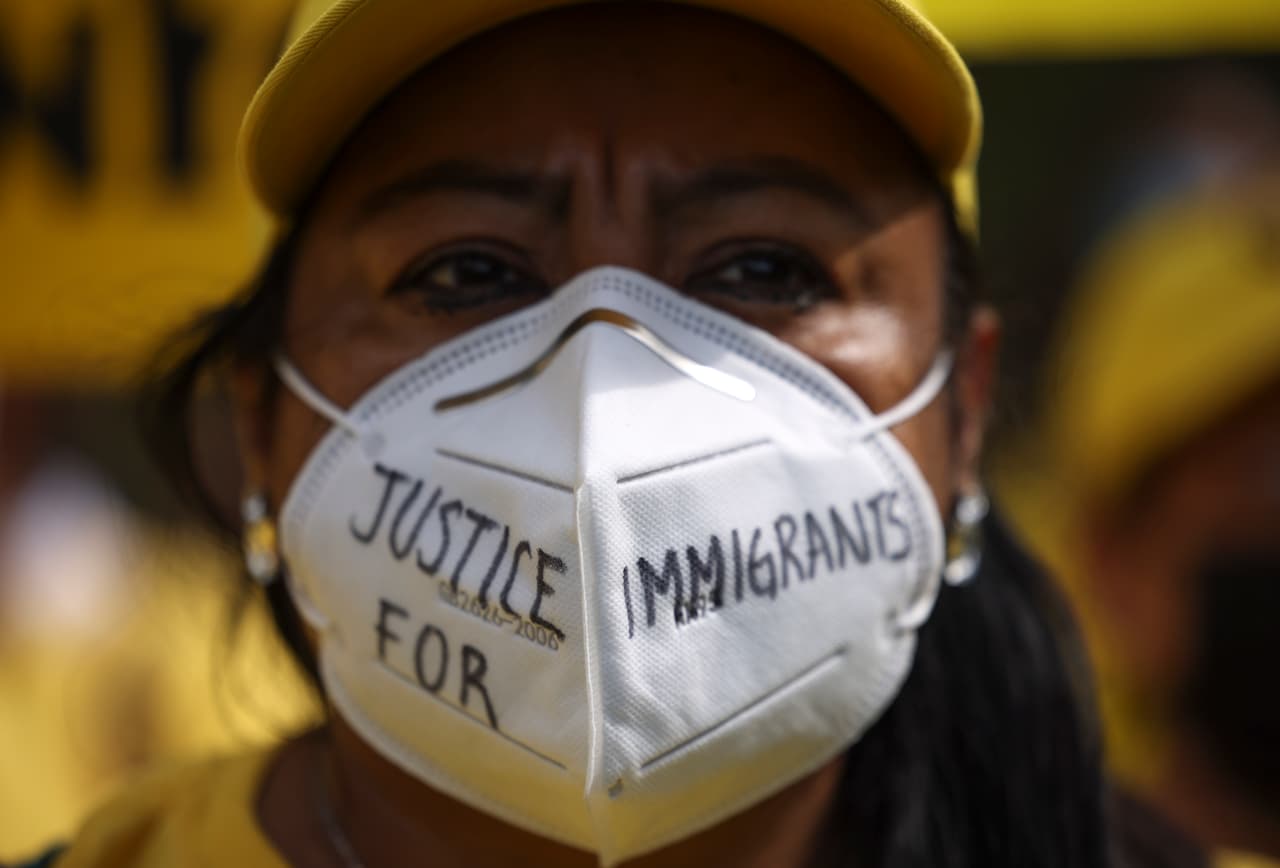 El 15% de latinos de Estados Unidos ve a los indocumentados como delincuentes que deben ser deportados