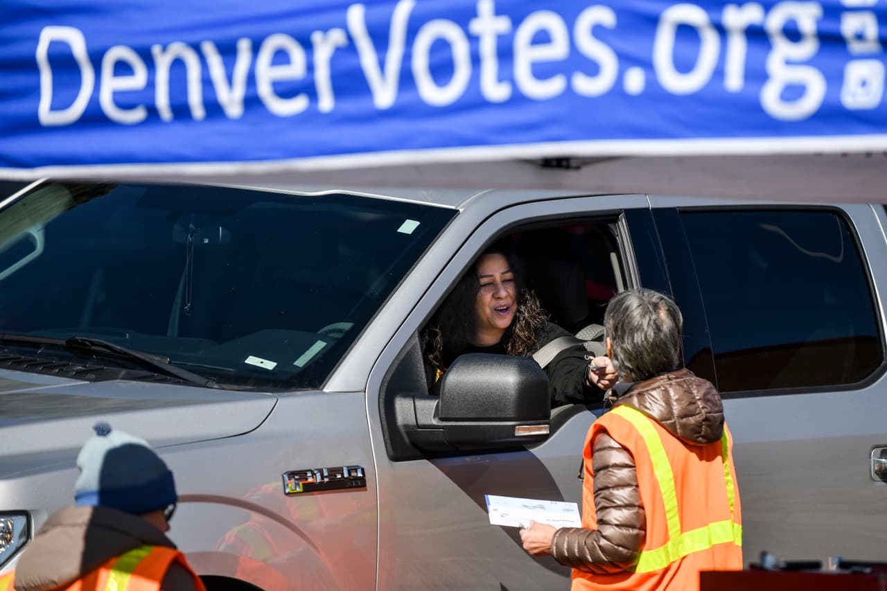 Un votante demócrata llega a un centro de votación en Denver, Colorado. En este estado se disputan 67 delegados.