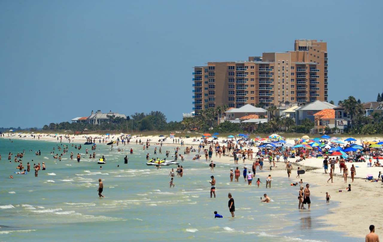 Los reportes del jueves (1,698 nuevos casos), del viernes (1,902) y sábado (2,581) del departamento de salud, mostraron que el estado de Florida rompió por tres días consecutivos su récord de casos de coronavirus en un día, desde que inició la pandemia. 
<br>