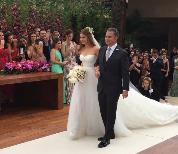 Llevar a su hija de la mano camino al altar debió ser una de las experiencias más impactantes en la vida de Paulo Ruy Barbosa, quien sonriente la acompañó mientras que todos los invitados admiraban el momento.