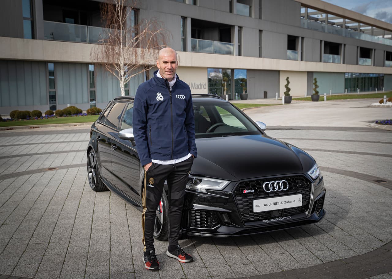 El míster,
<b> Zinedine Zidane</b>, también se llevó a casa un Audi RS 3 Sportback, pero en color Negro Mitos.