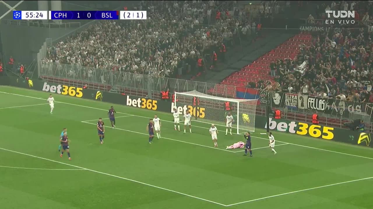 ¡TIRO ATAJADO! disparo por Xherdan Shaqiri.