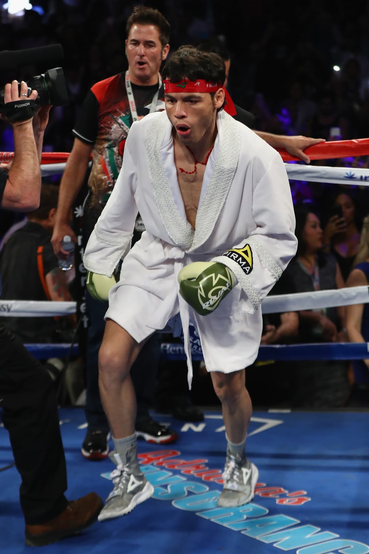 Algunos estiramientos y mucha gesticulación del Jr. minutos antes de que sonara la campana inicial.