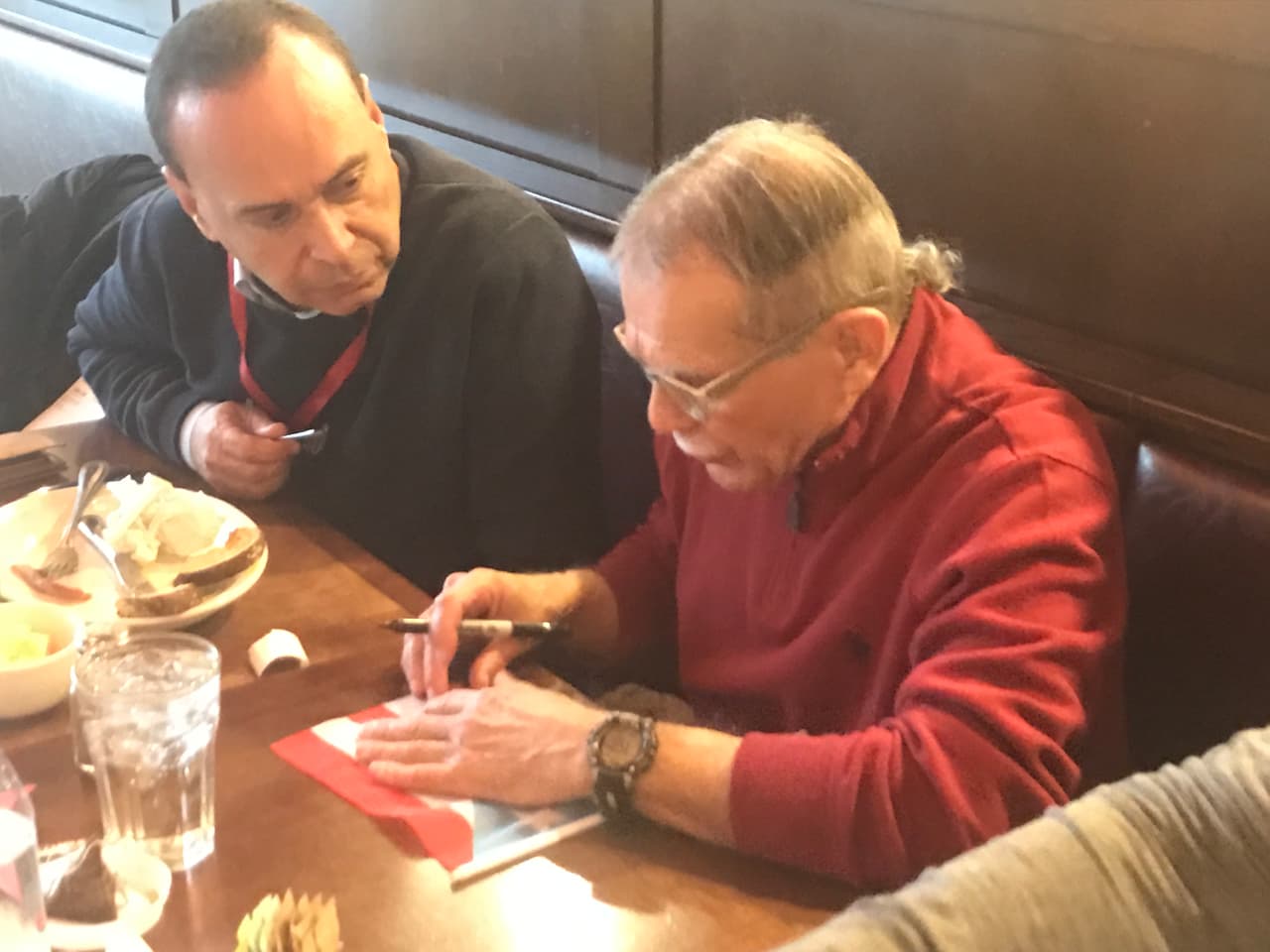 El congresista de Illinois Luis Gutiérrez facilitó el traslado de Oscar, lo que permitió que viajara sin esposas, ni otro tipo de seguridad hasta la isla.