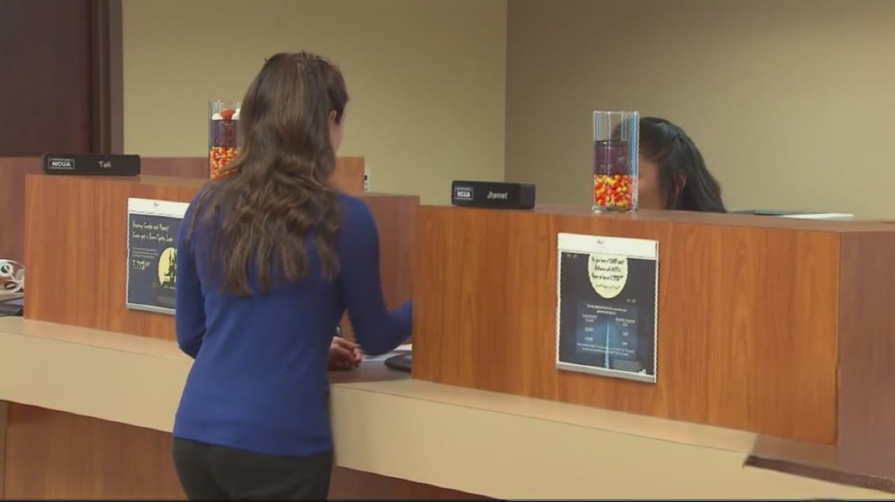 Trump podría exigir a bancos verificar el estatus migratorio de sus clientes