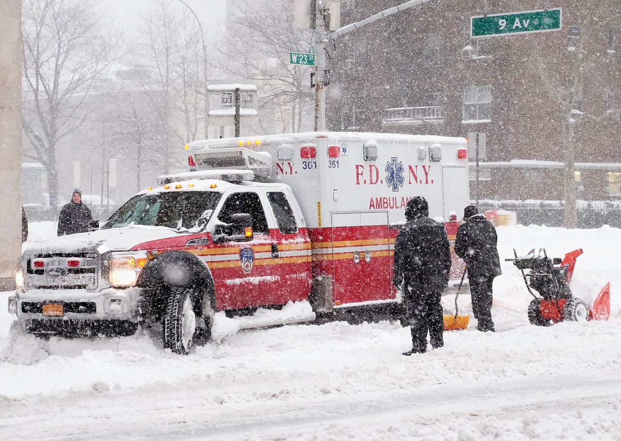 Anciano se ahoga en piscina mientras paleaba nieve en Long Island