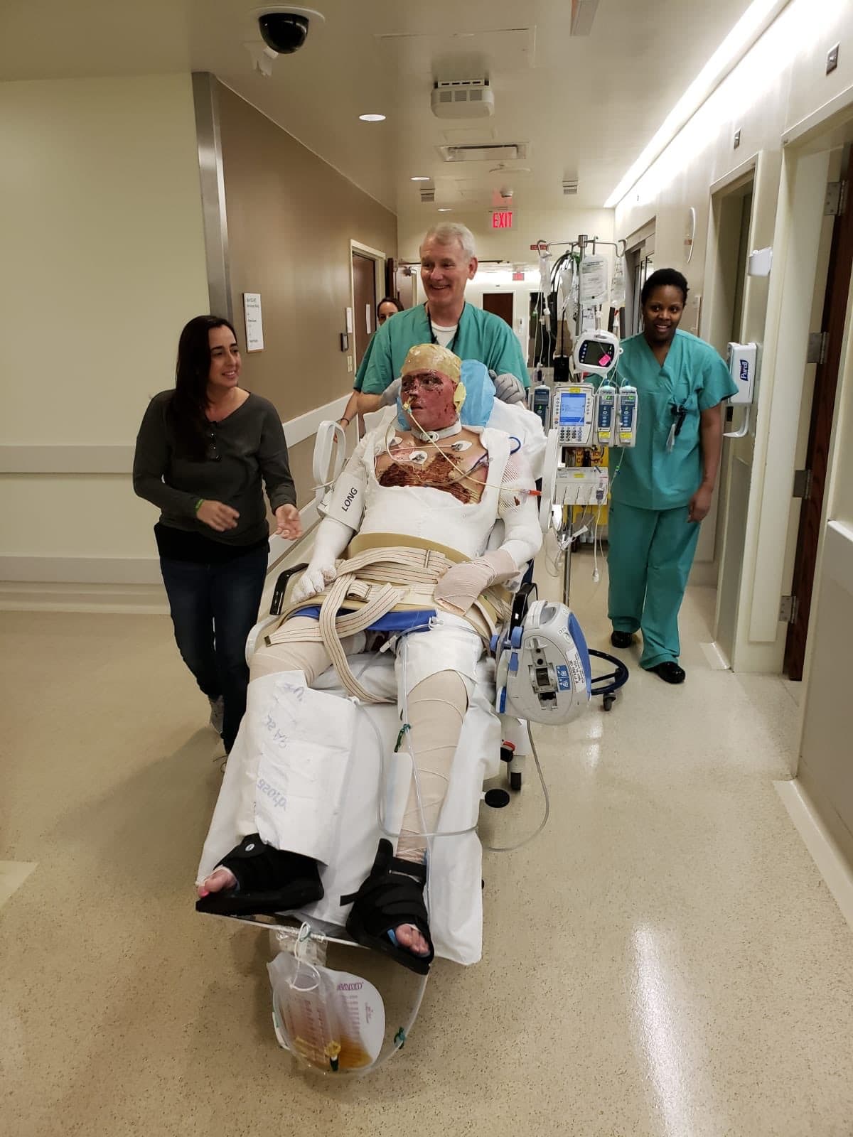 Luego de ese periodo complicado, Hernández cuenta que después soportó “confundido y con un dolor inmenso” 68 días en cuidados intensivos, aunque asegura que siempre estuvo “agradecido de que Dios me dio una segunda oportunidad de vida”. 
<br>