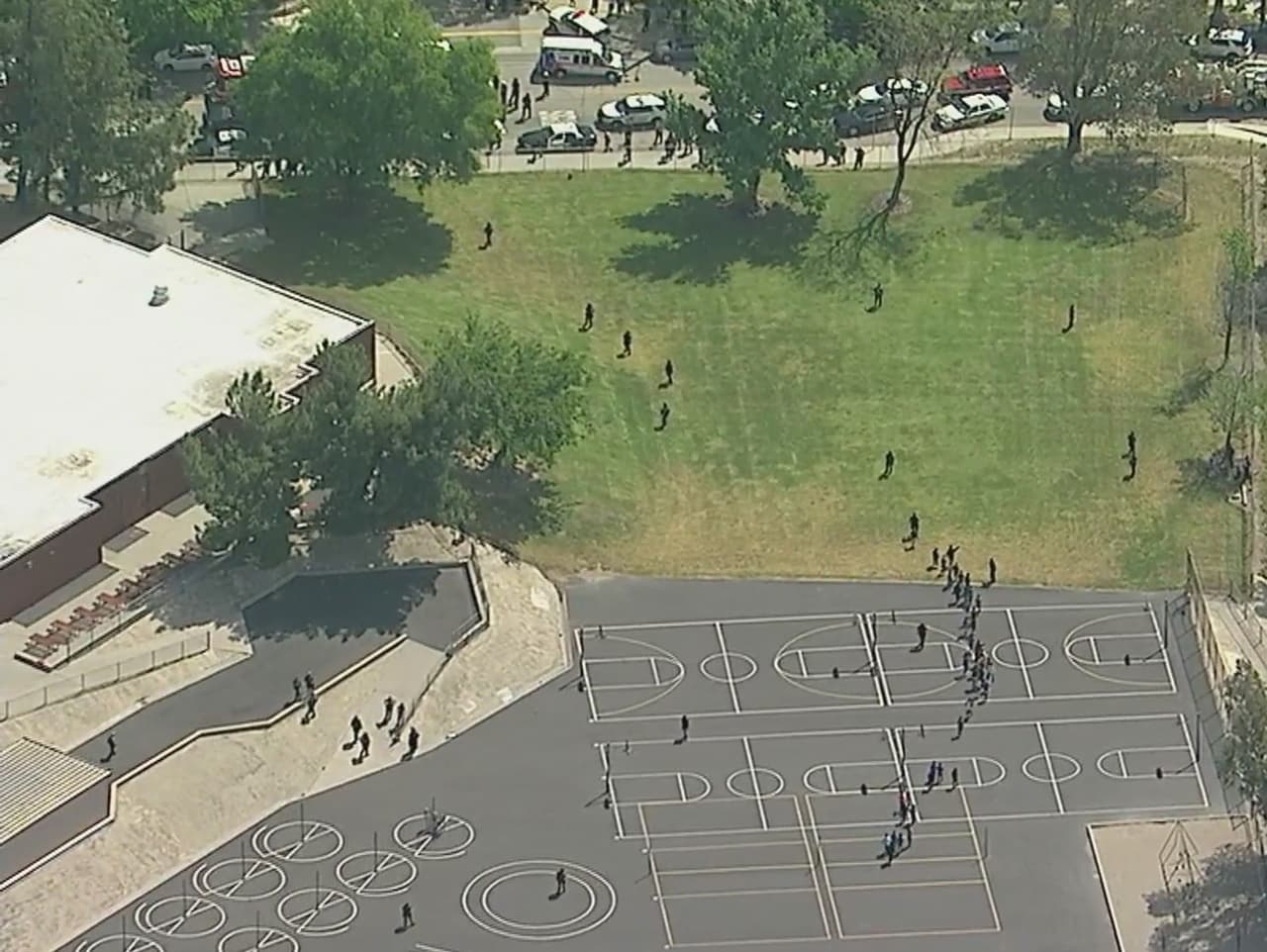 Los dos menores que resultaron heridos durante el tiroteo fueron transportados a dos hospitales en condición crítica, según explicó el capitán Ron Maas. En una rueda de prensa la tarde del lunes confirmaron que uno de los niños falleció. Fue identificado como Jonathan Martínez, de 8 años.