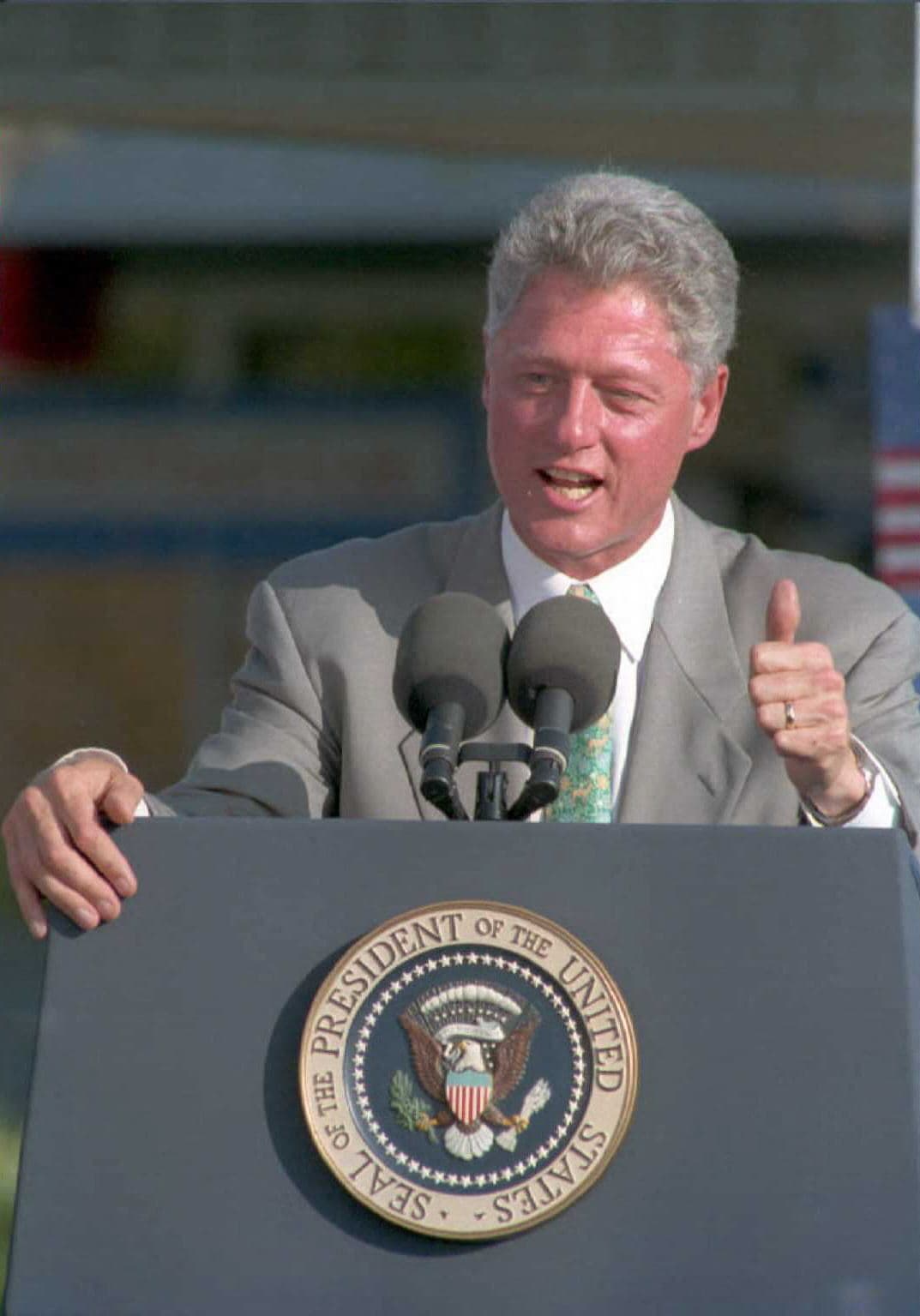 El presidente Bill Clinton realizó un viaje similar al condado de Kern el 15 de abril de 2000.