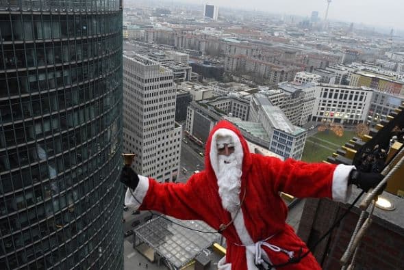 El edificio mide 334 pies (103 metros) de altura. La torre lleva el nombre de su arquitecto Hans Kollhoff .