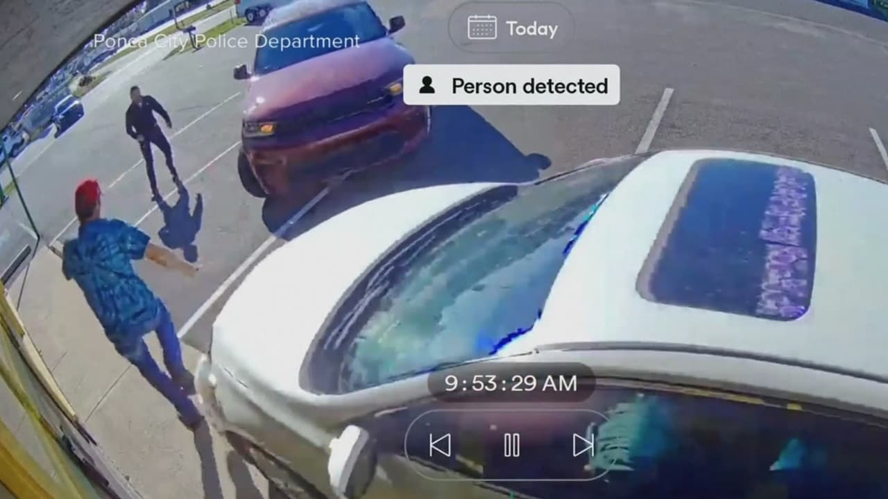 Mujer de 61 años intentó atropellar a su expareja en un estacionamiento de Oklahoma