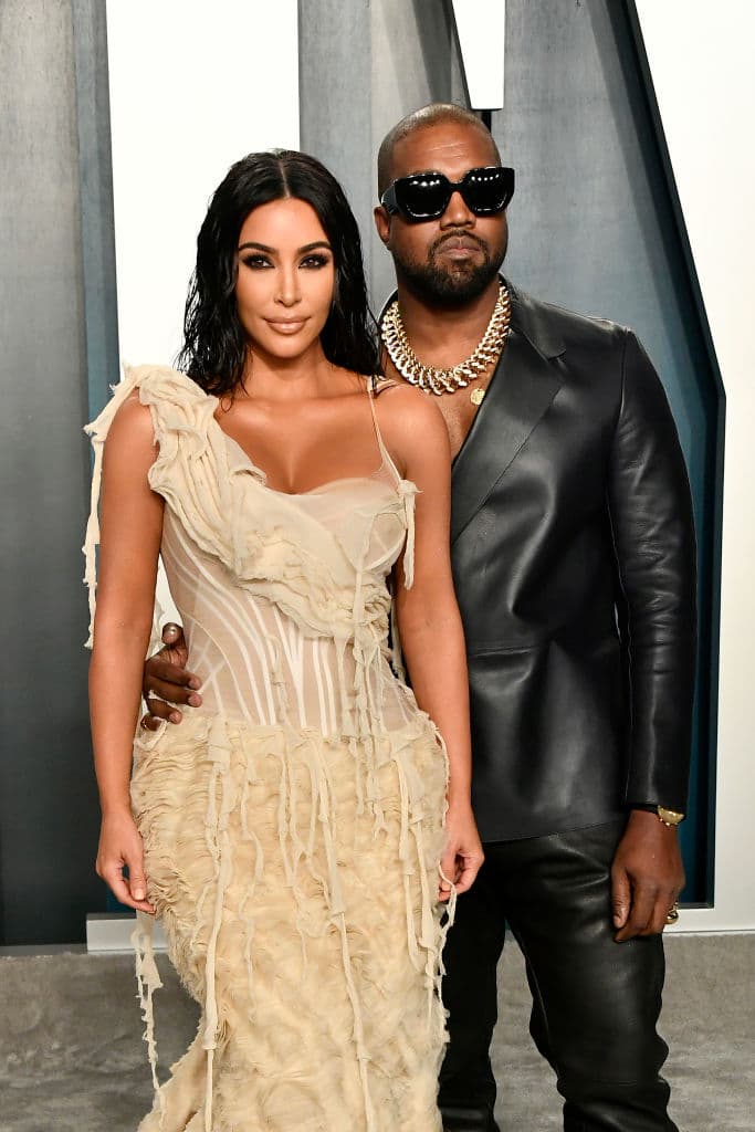 El matrimonio de
<b> Kanye West y Kim Kardashian</b> 
<b><a href="https://www.univision.com/famosos/kanye-west-reaviva-la-discordia-con-kim-kardashian-otra-vez-hablo-del-dia-en-que-ella-casi-aborta-a-su-hija-north-fotos">se comenzó a deteriorar</a></b> a mediados de 2020. El 20 de julio, durante un mitin político en Carolina del Sur, el rapero dijo que junto a su esposa se planteó la posibilidad de abortar a su hija North. Horas después, publicó un tuit en donde aseguraba que la empresaria y su madre, Kris Jenner, "querían encerrarlo".
<br>
