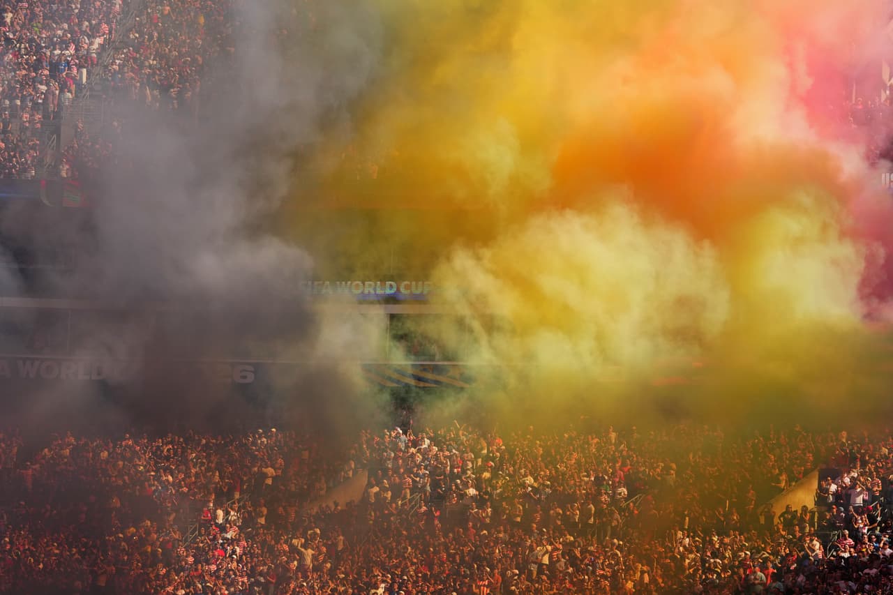 Aficionados de Estados Unidos aguardan el inicio del partido de octavos de final de la Copa del Mundo contra Bélgica en Seattle, el lunes 6 de julio de 2026.