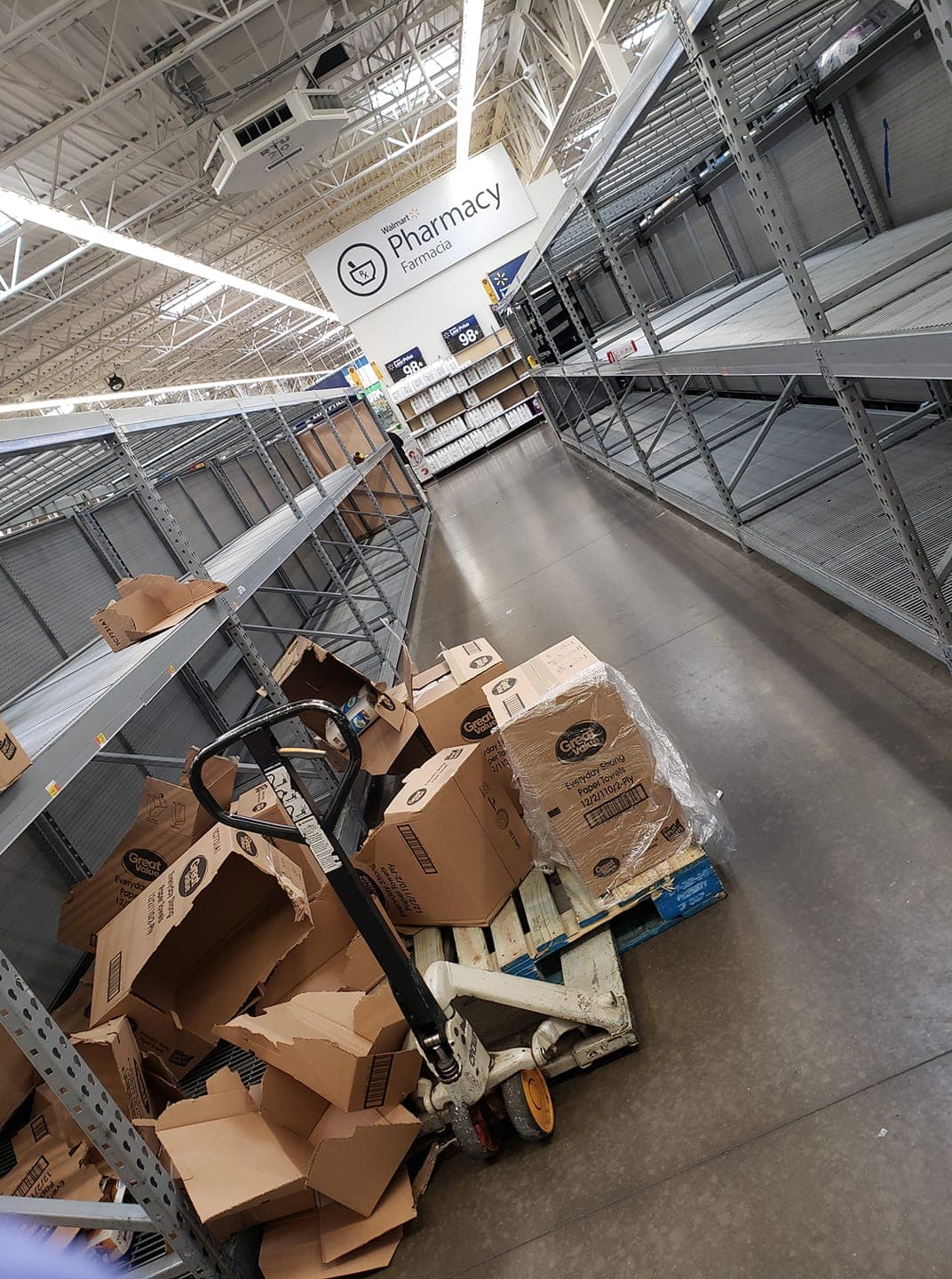 Julie Perez nos envió la foto de esta tienda vacía en North Bergen, Nueva Jersey.