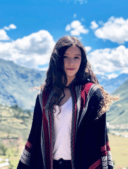 Además, muestra que es una adolescente que disfruta de los viajes que realiza con sus papás alrededor del mundo.