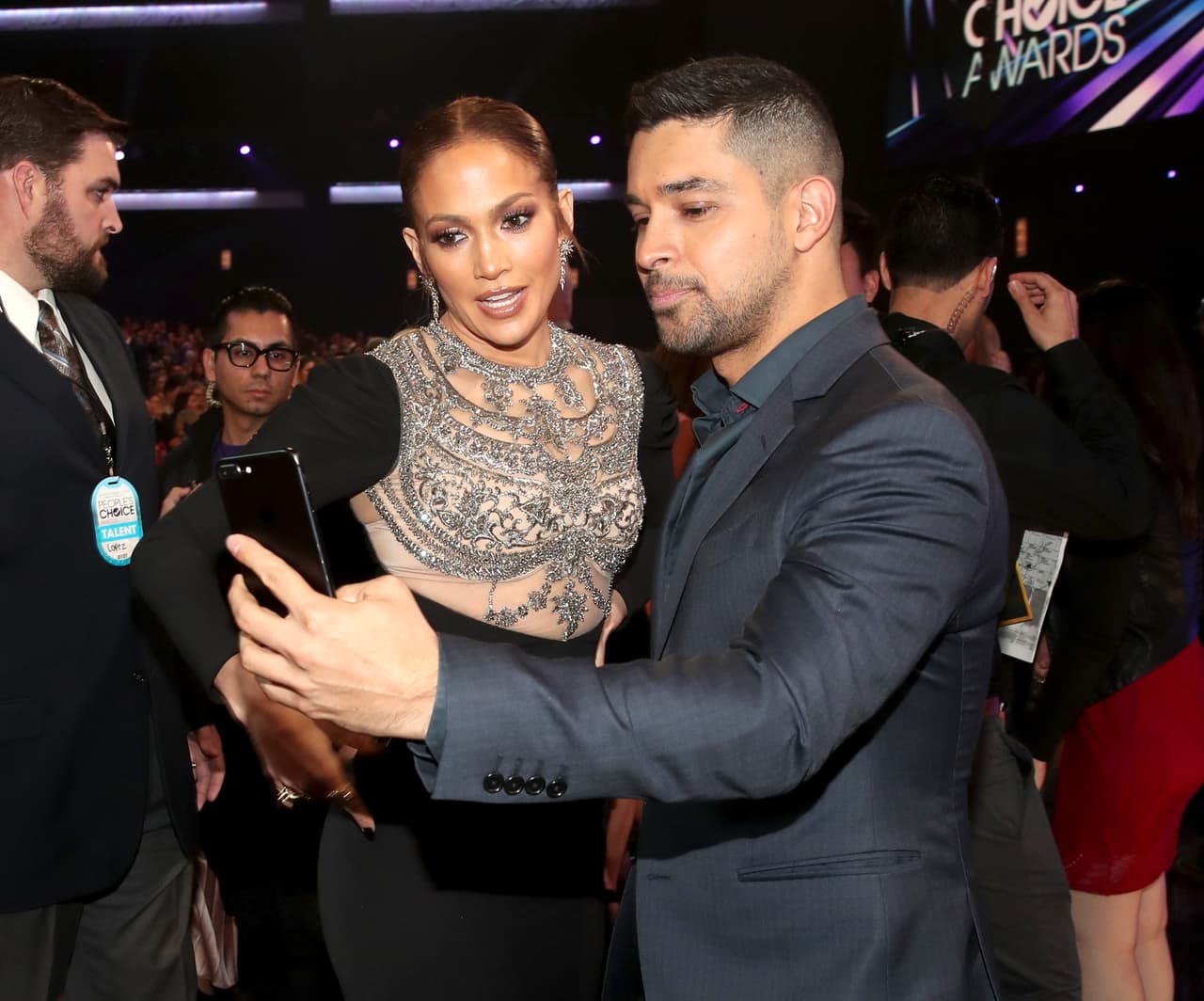 ¿Revisando si les gustó la foto o tal vez enviándosela?