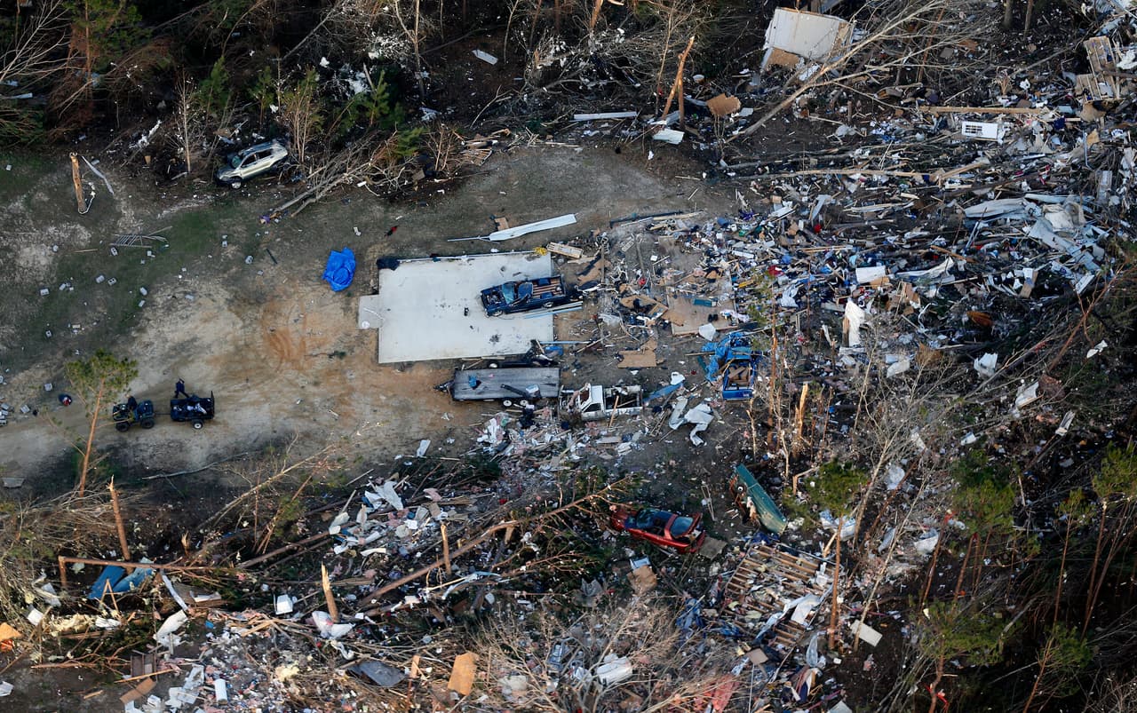 Las 23 víctimas mortales tenían entre 6 y 93 años de edad, dijo en rueda de prensa Bill Harris, médico forense del condado Lee en Alabama, el más afectado por la violencia de los tornados.