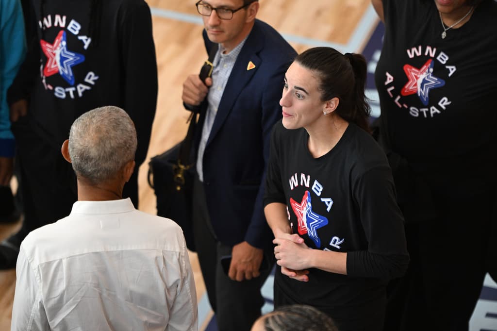 La base Caitlin Clark (Indiana Fever) relató que Obama la felicitó por la forma en que maneja la exposición pública y le dijo: “Cuando me hice famoso en mis 40, no tuve que hacerlo en mis 20”. Clark calificó el encuentro como “un momento que probablemente recordaré por el resto de mi vida”, de acuerdo con la misma fuente.