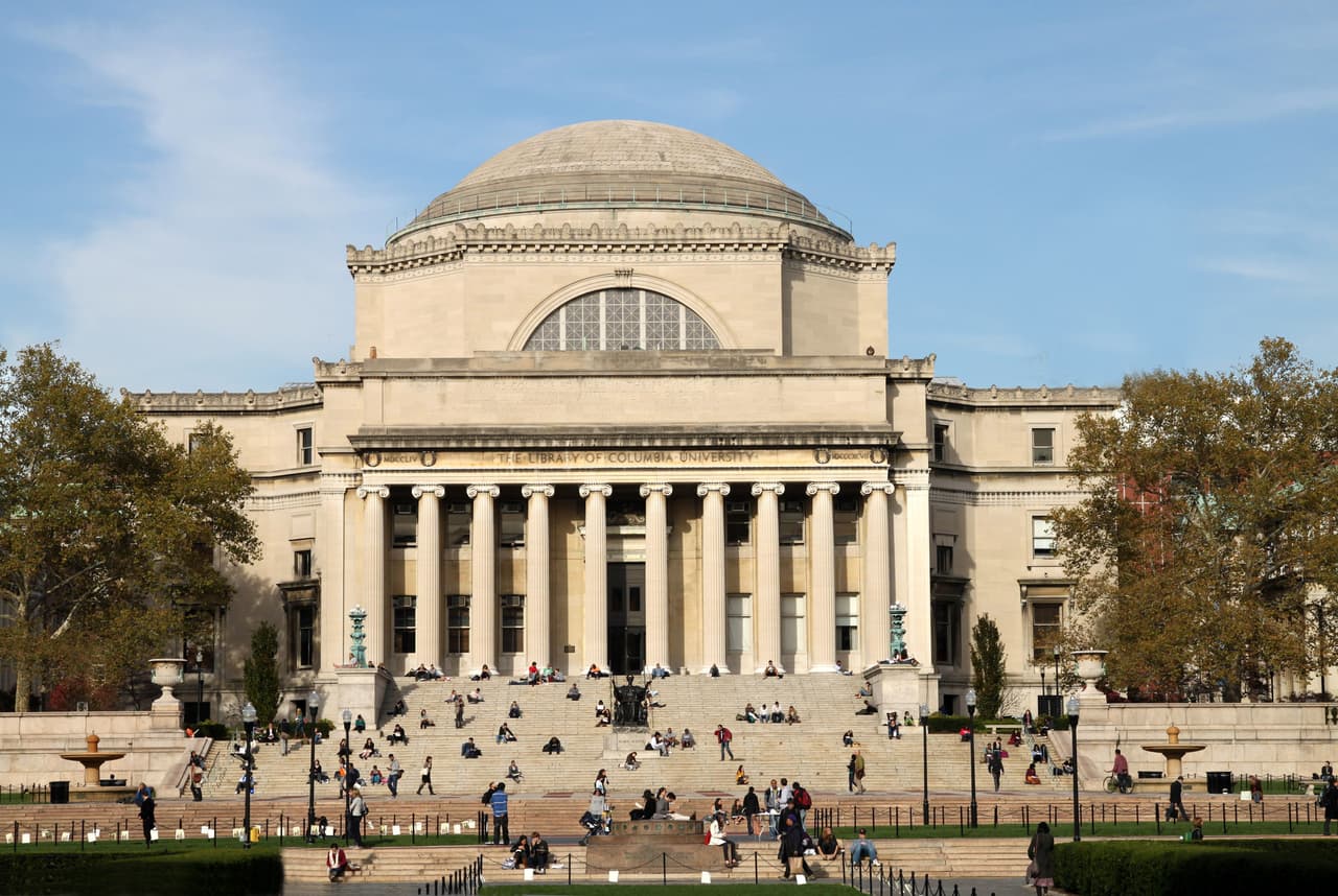 La Universidad de Columbia fue la segunda institución académica, en el país, en autodenominarse 'campus santuario'. Además anunció que desde noviembre de 2016
<a href="http://columbiaspectator.com/news/2016/11/21/university-provide-sanctuary-financial-support-undocumented-students/"> <b>no le permitirá acceso al campus a ICE ni compartirá información de los estudiantes</b></a> 
<b>sin una orden judicial</b>, y también 
<b>ofrece ayuda financiera si un estudiante indocumentado pierde su trabajo</b>.
<br>
<br>El presidente de Columbia, Lee Bollinger, ha sido radical en sus críticas contra Trump. En una conferencia de febrero de este año dijo que "
<b><a href="http://columbiaspectator.com/news/2016/11/21/university-provide-sanctuary-financial-support-undocumented-students/">la presidencia de Trump desafiará los 'valores fundamentales' de Columbia</a></b>", según el Columbia Daily Spectator. 
<br>