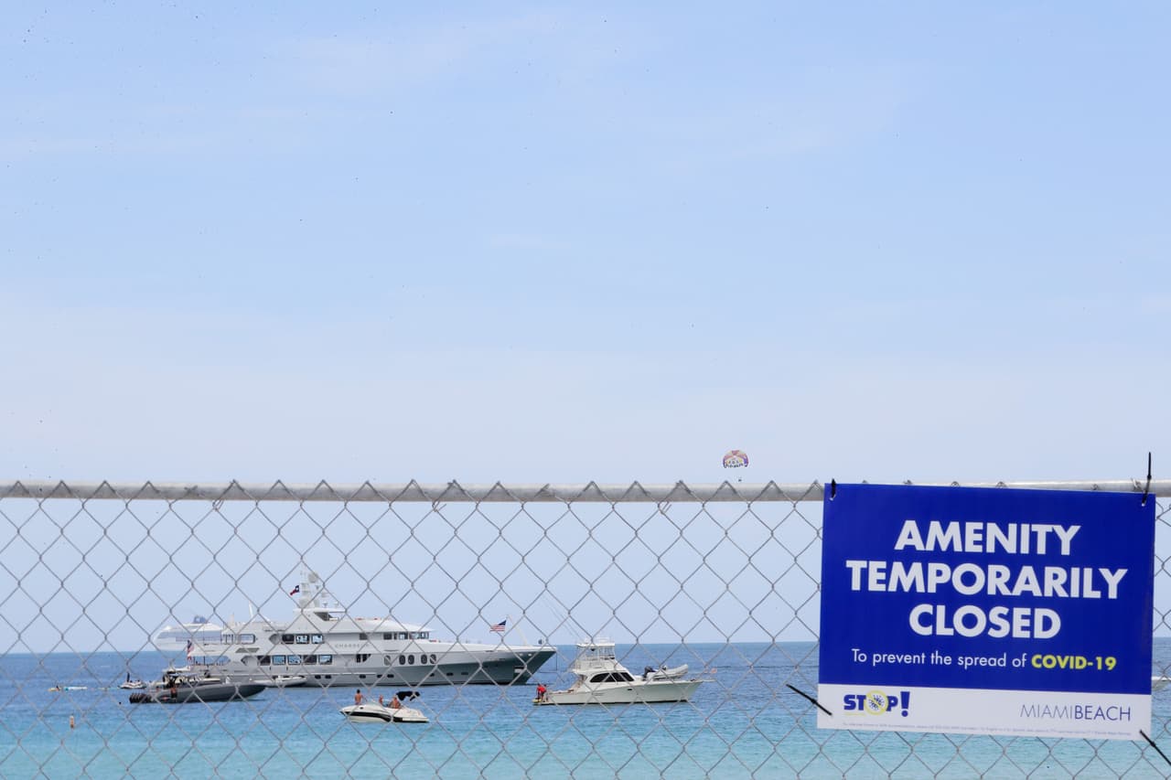 Los parques estarán abiertos al público pero prohiben el uso de fuegos artificiales y piden usar mascarillas. Las playas por otro lado se mantendrán cerradas aunque no se ha respetado del todo en el los últimos días .
<b>"No queremos terminar dando multas o hacer arrestos o causar enfrentamientos, dice Michael P. Kelly el presidente del Distrito de Parques de Chicago. “Pedimos a la gente que use su cabeza, que se ponga mascarillas y no se meta al agua”.</b>
