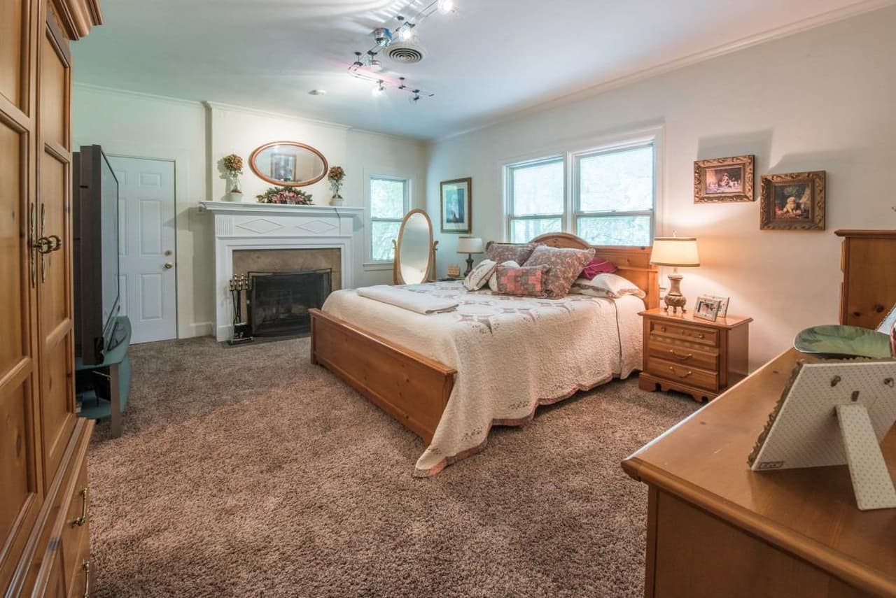 La casa tiene seis habitaciones e igual cantidad de baños. También, un estacionamiento bajo techo para cuatro vehículos.