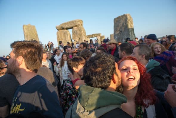 Parejas besándose, bailarines danzando con aros y juerguistas espontáneos, todos participaron en una multitudinaria clase de yoga que formaba parte del plan de celebraciones.