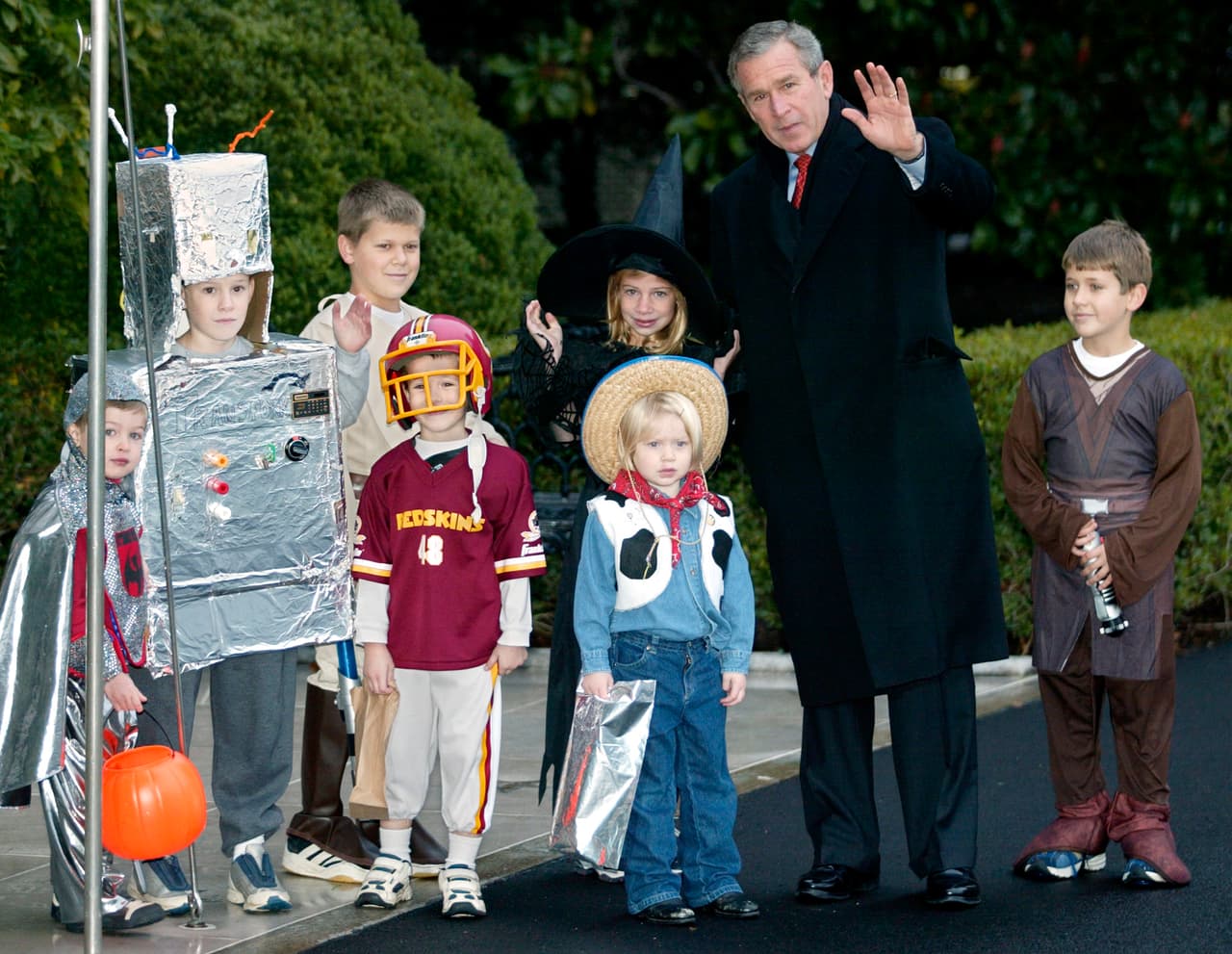 El presidente George W. Bush recibió a los pequeños visitantes disfrazados el día de Halloween de 2002, en el jardín sur de la Casa Blanca.