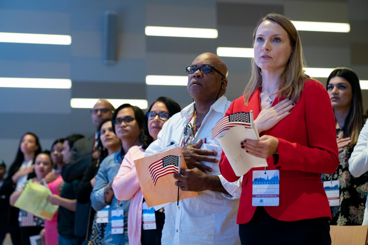 El Servicio de Ciudadanía e Inmigración de los Estados Unidos (USCIS, por sus siglas en inglés) anunció cambios en el trámite para pedir a familiares con visa de inmigrantes desde el extranjero, a través del formulario "I-130, Petición de Familiar Extranjero".
<br>